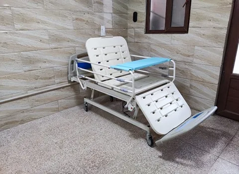 تخت بیمارستانی سه شکن مکانیکی؛ جنس ABS مقاوم ارتفاع قابل تنظیم