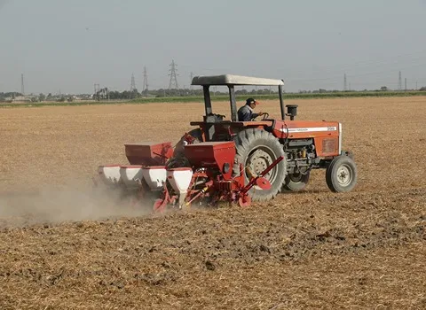 دستگاه بذرپاش یونجه؛ دستی چرخدار تراکتوری ظرفیت (10 100) لیتری