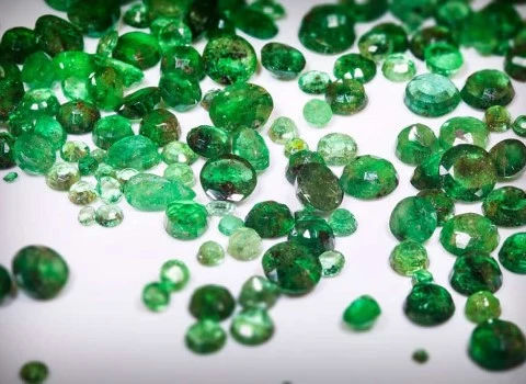 سنگ قیمتی سبز رنگ؛ یشم زمرد زبرجد (شفاف رگه دار) انرژی مثبت