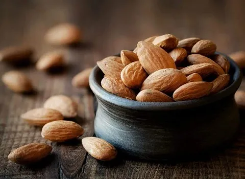 مغز بادام درختی کیلویی Almond nut خام درشت ترد مناسب میان وعده