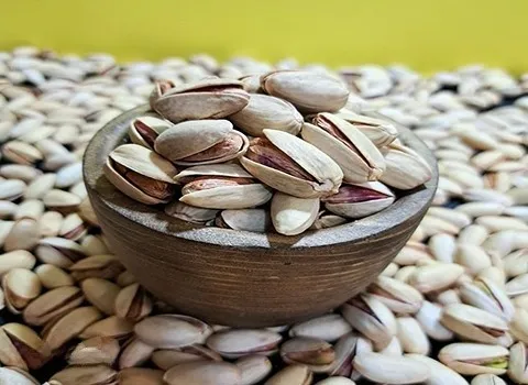 پسته خندان درجه یک؛ احمد آقایی اکبری 2 ویژگی مغز پر پوست سفید