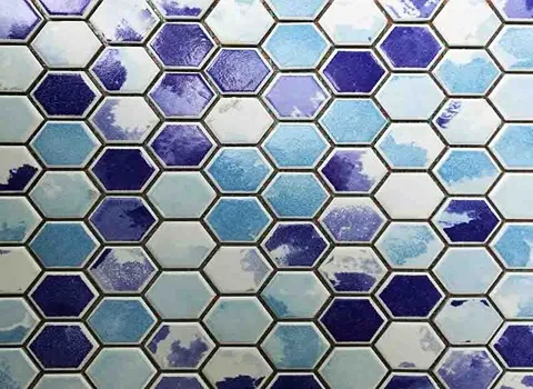 کاشی استخری شش ضلعی؛ جنس بدنه پرسلان لعابدار آبی سفید