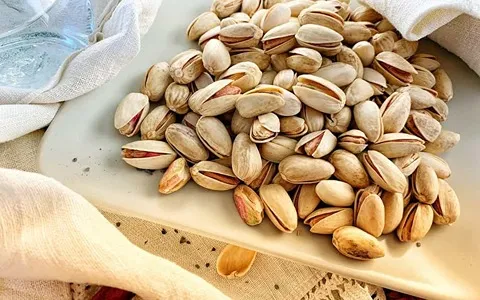 پسته خشک؛ خام شور طبع گرم حاوی آهن پروتئین Calcium