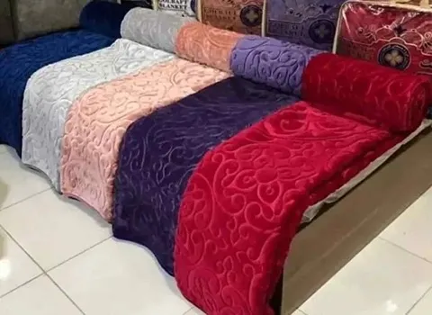 پتو گلبافت ساده بهترین گزینه برای خوابگاه های دانشجویی