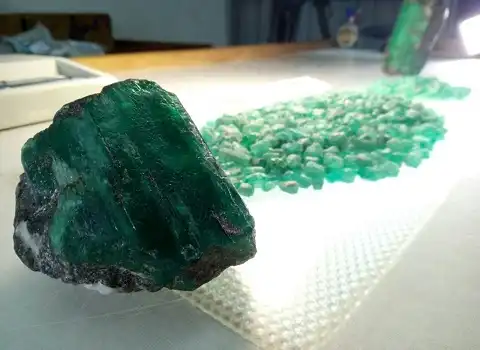 قیمت و خرید سنگ زمرد سبز خام با مشخصات کامل