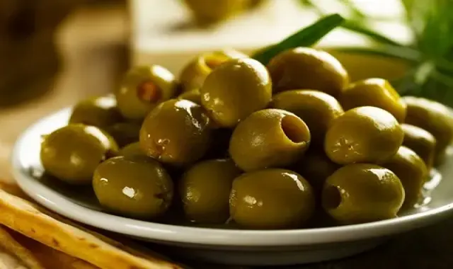 زیتون اصل طارم؛ سبز سیاه حاوی فیبر آنتی اکسیدان آهن olive