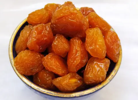 آلو بخارا خشک؛ ویتامین بتاکارون E املاح (پتاسیم فیبر آهن) plum