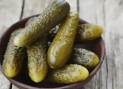 خیارشور سرکه ای؛ خانگی ترد خوش طعم بسته بندی حلب 10 کیلویی