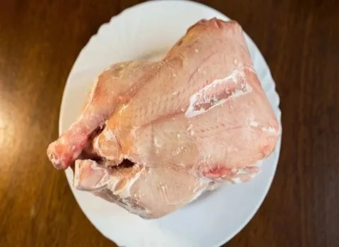 گوشت مرغ یخ زده؛ سفید حاوی پروتئین ویتامین B6 وزن (1.2 1.6) کیلوگرم