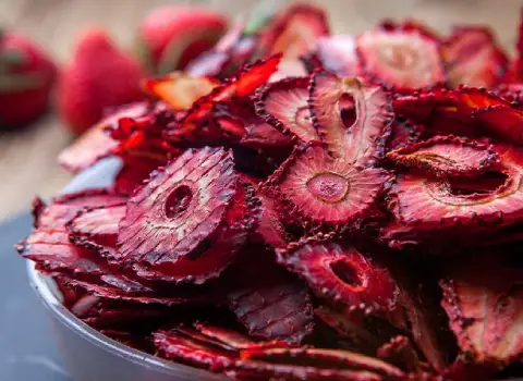 قیمت توت فرنگی خشک شده + خرید انواع متنوع توت فرنگی خشک شده