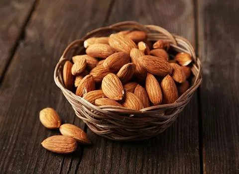 مغز بادام کوهی؛ دارای کلسیم فسفر پتاسیم درمان سرطان کلسترول almonds