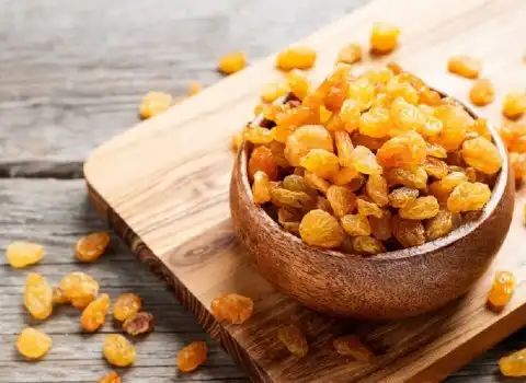 آیا مصرف کشمش باعث جوش میشود؟