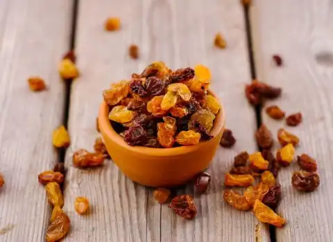 کشمش برای یبوست؛ قلمی آفتابی بدون دانه 3 رنگ زرد سبز black