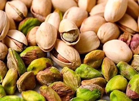 پسته زنده (خام) طبع گرم حاوی ویتامین A C E درمان کم خونی