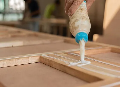 چسب چوب یک کیلویی؛ رنگ کرمی سفید قدرت چسبندگی بالا glue