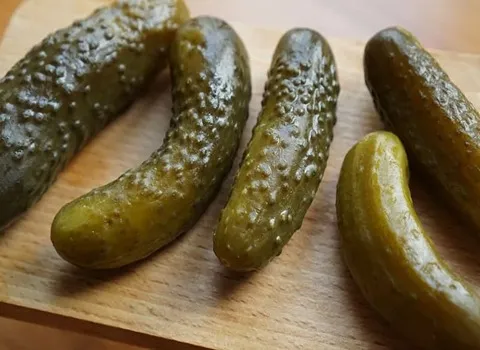 خیارشور ویژه همدان؛ خیار ریز ترد با نمک طبیعی درمان رفع گرفتگی عضلات