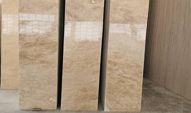 سنگ تراورتن کف محوطه؛ آهک رسوبی رنگ کرم قهوه ای روشن Travertine