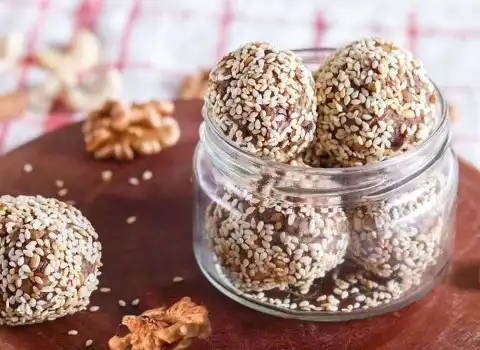 خرما کنجد گردو؛ تقویت حافظه قلب مناسب میان وعده