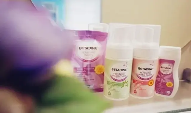 شوینده بهداشتی بانوان بتادین؛ آنتی باکتریال روشن کننده (ژل فوم محلول)