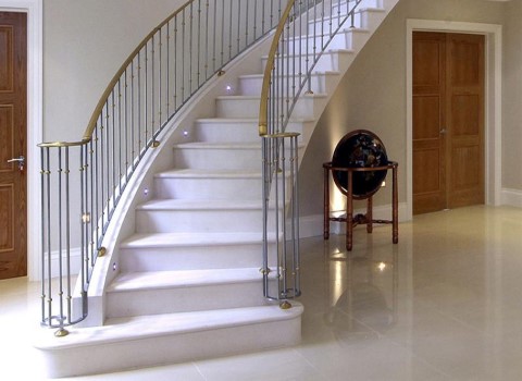 سنگ راه پله دو رنگ؛ دکوراسیون داخلی هتل رستوران (سفید مشکی)