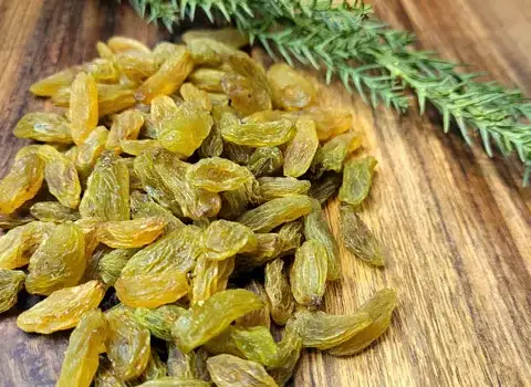 کشمش سبز پاک شده (خشکبار) دارای قند طبیعی کلسیم فسفر خاصیت آنتی اکسیدانی