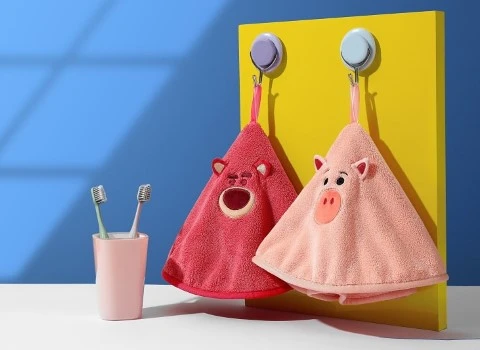 حوله دستی دخترانه؛ عروسکی ساده کارتونی 2 رنگ (بنفش صورتی) جنس نخ