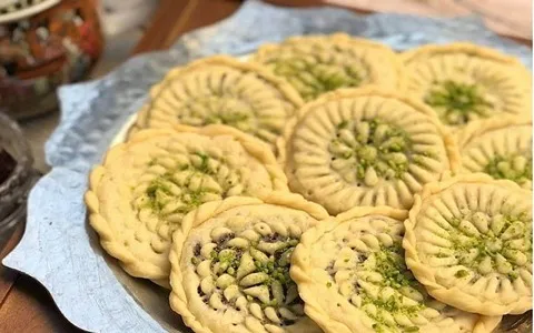 شیرینی کلمپه؛ گردویی کنجدی پسته مواد مصرفی آرد روغن محلی حاوی potassium