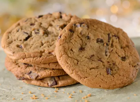 کلوچه شکری خانگی؛ میان وعده مغذی 3 مدل پسته ای گردویی خرمایی