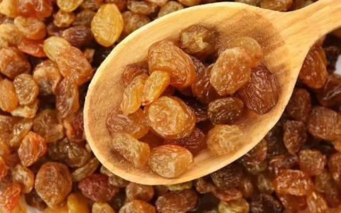 کشمش افتابی در بازار؛ قهوه ای بدون هسته محافظ کبد ضد آلزایمر درد