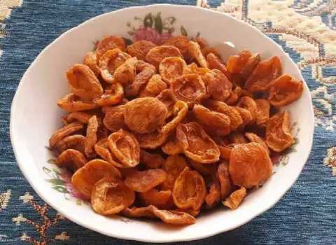 زردآلو خشک سیاه؛ شیرین طبع (گرم خشک) درمان یبوست سرفه