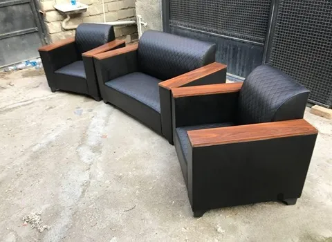 مبلمان اداری مدرن چوب؛ جذب مراجعه کنندگان فضایی لوکس رنگ ( تیره )