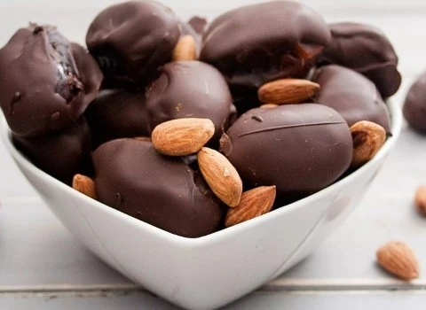 خرید خرمای شکلاتی مغزدار کاکائویی با قیمت استثنایی