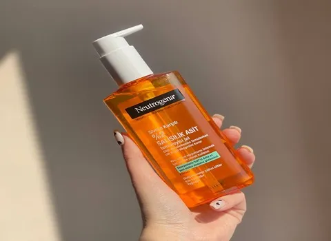 شوینده ضد جوش نوتروژینا ؛ رفع چربی آلودگی تهیه شده از زردچوبه