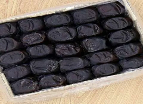 خرما مضافتی فامیلا؛ قهوه ای تیره درشت پوست (نازک براق) حاوی potassium