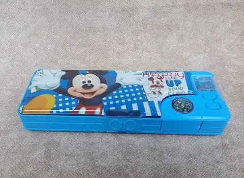 جامدادی پسرانه کتابی؛ آهنربایی دکمه ای 2 جنس پلاستیکی آهنی ابعاد 10*12