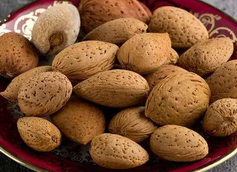 بادام درختی با پوست (مامایی) خام 2 طعم شیرین شور