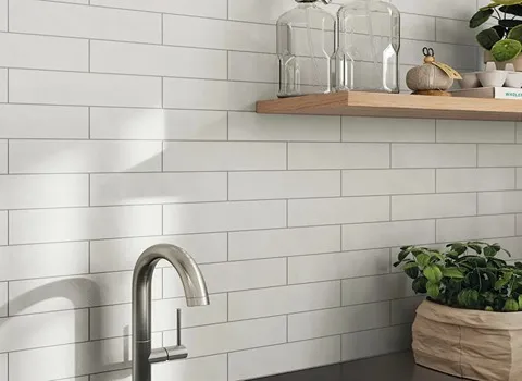 کاشی و سرامیک سارا؛ دیوار راه پله 3 رنگ سفید طوسی طلایی