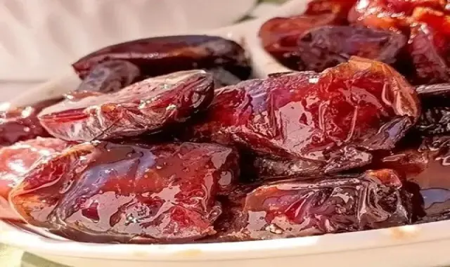 خرما کبکاب؛ نیمه خشک شیره دار باغت نرم قهوه ای رنگ Date