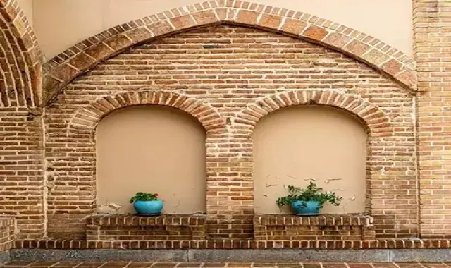 آجر نما سنتی اصفهان؛ قرمز کرم نسوز حاوی خاک شیل آهک brick