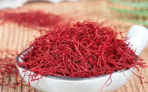 زعفران فله سحرخیز؛ پودر شده خوشه ای برداشت اوایل آبان آذر