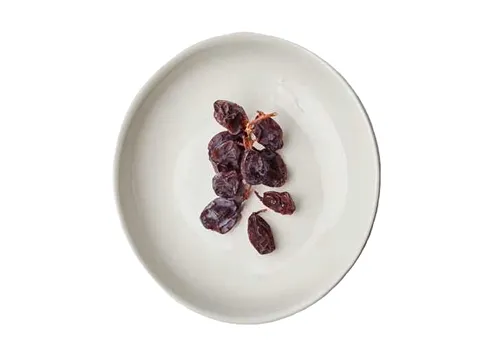 کشمش تیزابی ملایر؛ هسته دار بدون هسته قهوه ای طلایی حاوی potassium