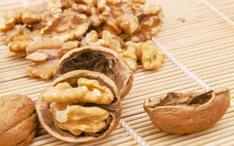 گردو با پوست قهوه ای ؛ کاغذی سوزنی سخت 2 طبع گرم خشک