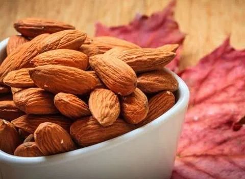 بادام درختی مامایی؛ بسته بندی فله 2 طبع گرم تر  کلسیم پتاسیم Ferritin