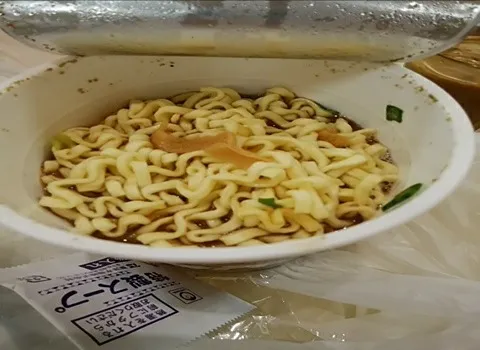 نودل لیوانی خارجی (نیمه آماده) طعم تند میان وعده ورزشکاران