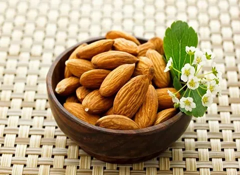 بادام درختی عمده؛ سنگی مامایی شاهرودی حاوی فیبر ویتامین (B E)