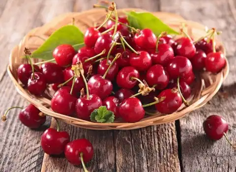 گیلاس برای گلودرد ضرر دارد؟