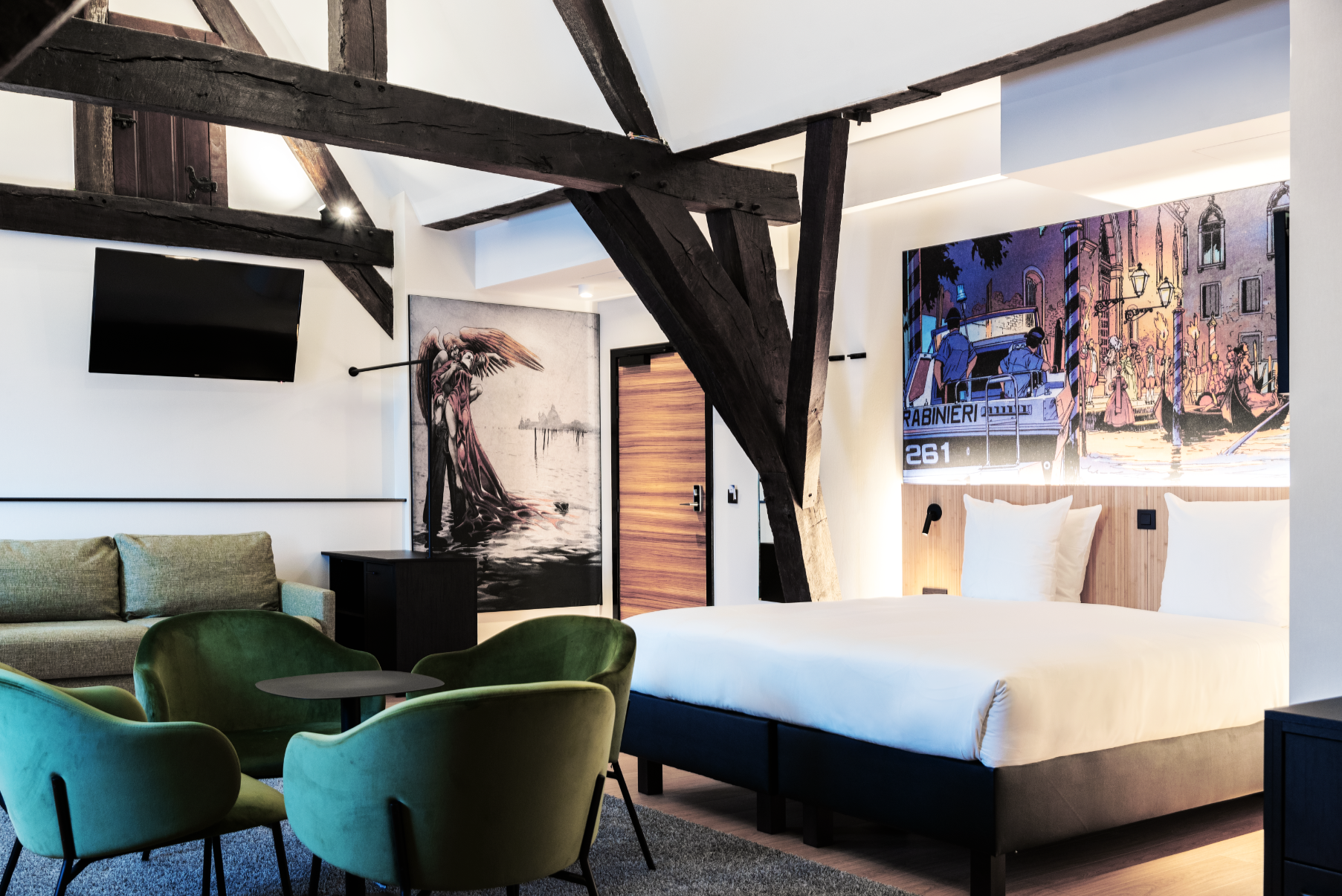 Family Suite with a bed, a seating area and exposed beams