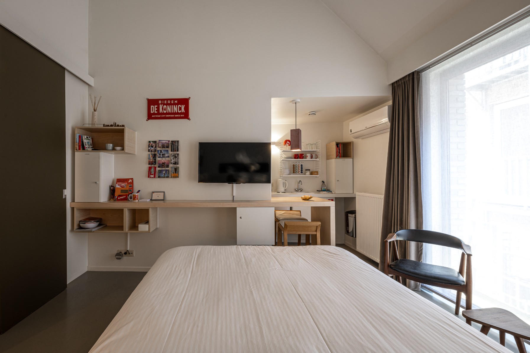 De Koninck Room suite with bedroom, workspace and kitchenette