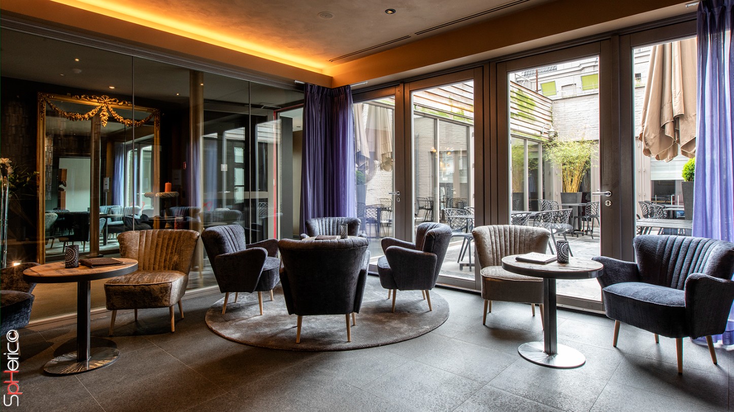 Lounge van Hotel Harmony met warme verlichting en toegang tot het terras