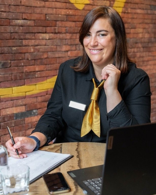 Alien aan haar werkplek bij de receptie